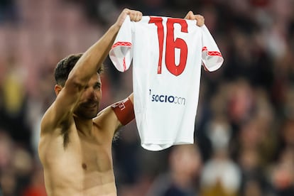 Jesús Navas muestra la camiseta con el dorsal 16, que fuera de Antonio Puerta y que él heredó.