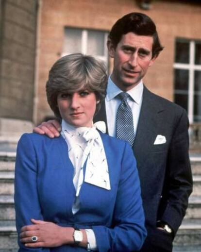La princesa Diana y el príncipe Carlos, cuando anunciaron su compromiso en los jardines del Palacio de Buckingham en Londres en febrero de 1981.