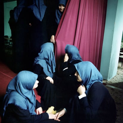 Las niñas se preparan para una función. Hatay, Turquía. 2018.