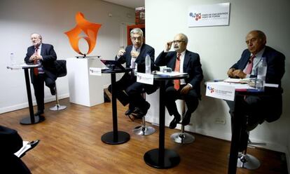 Fernando González Urbaneja, José Antonio Marina, Luis Garicano y César Molinas, durante el debate de 'Prioridades para España 2018'.