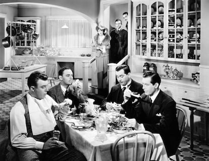 En la película 'Mr Skeffington' (1944), ni Bette Davis ni Bill Kennedy se querían perder una fiesta en la cocina.