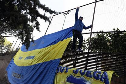 Un aficionado de Boca Juniors se encarama a una valla en Madrid.