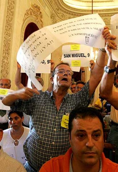 Varios vecinos protestan durante el pleno de ayer en Cádiz.