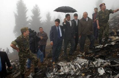 El ministro espa&ntilde;ol de Defensa, Federico Trillo junto a su hom&oacute;logo turco, Vecdi Gonul durante la visita al lugar del accidente del avi&oacute;n ucranio Yakolev 42  
 
 