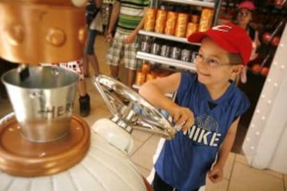 Un niño en la tienda de golosinas M&Ms World, en Nueva York.