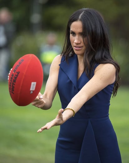 El rugby es el deporte australiano por excelencia. En la foto, Meghan con un balón de rugby en un evento en la casa de gobierno de Melbourne, en Australia, en el segundo día de su visita.