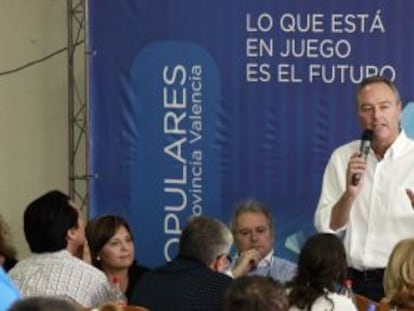Alberto Fabra en un encuentro con militantes del PP en Manises.