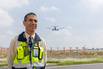 José Ramón Rivera Parga, director del Aeropuerto Internacional de la Ciudad de México, en la pista del aeropuerto el 19 de septiembre de 2024.