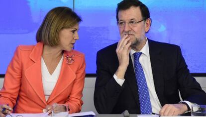Mariano Rajoy conversa con Mar&iacute;a Dolores de Cospedal en la reuni&oacute;n del comit&eacute; ejecutivo del PP.