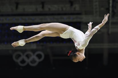 A ginasta Wang Yan da China, praticando um salto no pavilhão de ginástica artística feminina do Rio de Janeiro.