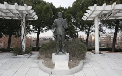 Estatua de Enrique Tierno Galván en su parque.
