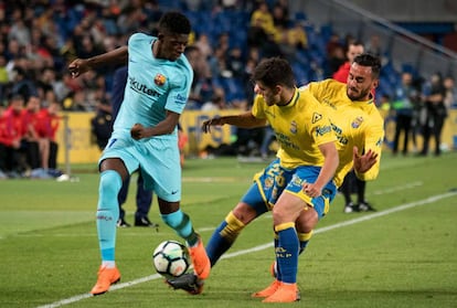 Demb&eacute;l&eacute;, con Artiles, en el partido contra Las Palmas. 