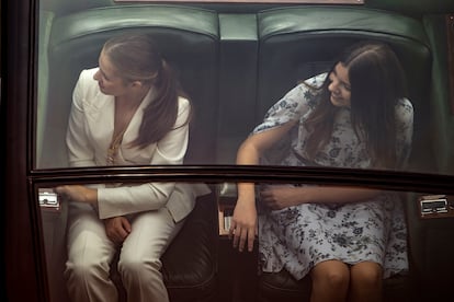 La princesa Leonor y la infanta Sofía, a bordo del Rolls-Royce 'Phamton IV', en su trayecto hacia el Palacio Real.
