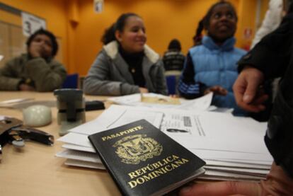 Una familia realiza los trámites para obtener la residencia en una oficina de extranjería española.