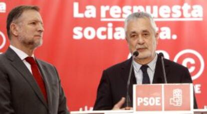 Griñan, junto a Marcelino Iglesias, ayer en el hotel en el que se celebra el congreso.