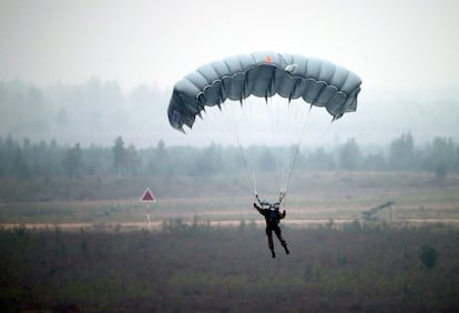 Un soldado desciende en paracaídas durante las pruebas desarrolladas en Ruzhany (Bielorrusia).