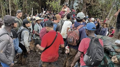 Campesinos en un presunto bloqueo a un contingente militar en la vereda Los Tigres, en el departamento del Cauca, este domingo.