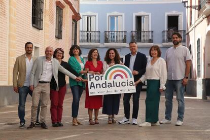 Representantes de las formaciones de la coalición Por Andalucía, en Sevilla, el día de su presentación. De izquierda a derecha, Mario Perea, concejal de Écija de Podemos; Ernesto Alba, de Izquierda Unida; Carmen Molina, de Alianza Verde; Mar González, de Verdes Equo Andalucía; Esperanza Gómez, de Más País Andalucía; Inmaculada Nieto, de IU; Juan Antonio Delgado, de Podemos Andalucía; María José Torres, de Iniciativa del Pueblo Andaluz; y José Piña, de Podemos.