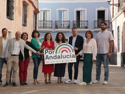 Representantes de las formaciones de la coalición Por Andalucía, en Sevilla, el día de su presentación. De izquierda a derecha, Mario Perea, concejal de Écija de Podemos; Ernesto Alba, de Izquierda Unida; Carmen Molina, de Alianza Verde; Mar González, de Verdes Equo Andalucía; Esperanza Gómez, de Más País Andalucía; Inmaculada Nieto, de IU; Juan Antonio Delgado, de Podemos Andalucía; María José Torres, de Iniciativa del Pueblo Andaluz; y José Piña, de Podemos.