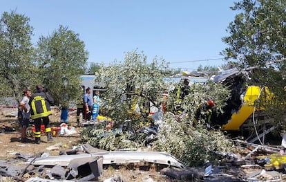 Bombers revisant els vagons accidentats entre Ruvo i Corato, al sud d'Itàlia.