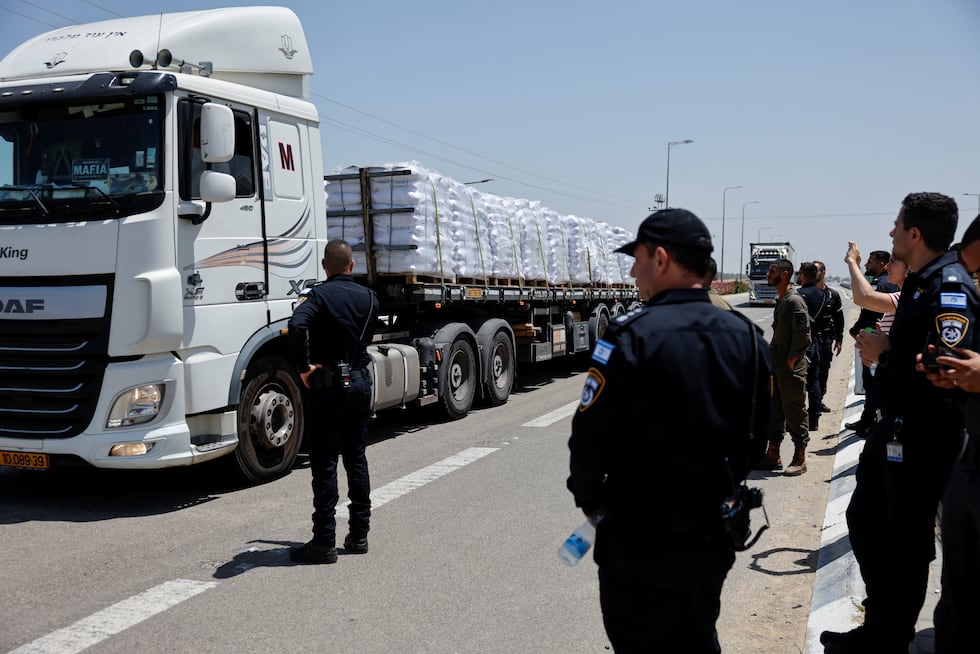 Soldados israelíes vigilan los camiones con ayuda humanitaria destinados a la Franja, este miércoles en el paso fronterizo israelí de Kerem Shalom.