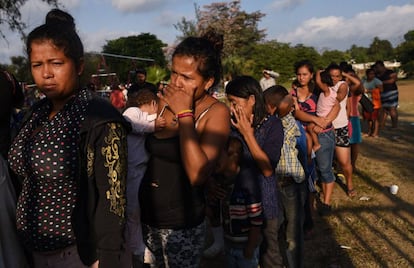 Inmigrantes centroamericanos que integran una caravana hacia EE UU hacen cola este martes para recibir comida en Matias Romero, en el Estado mexicano de Oaxaca 