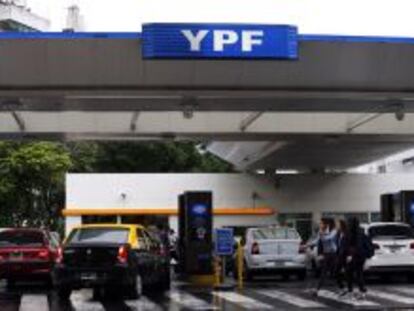 Estaci&oacute;n de servicio de YPF en Argentina.