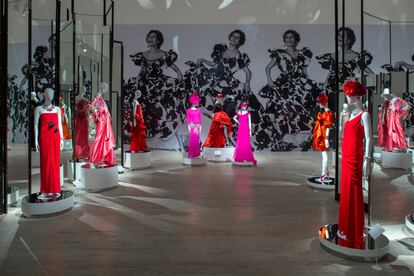 Vista de la exposición 'Naty Abascal ¡y la moda!' en el Museo Jumex. La colección estaba expuesta en un orden no cronológico sino cromático; aquí, los tonos rosas y rojos.
