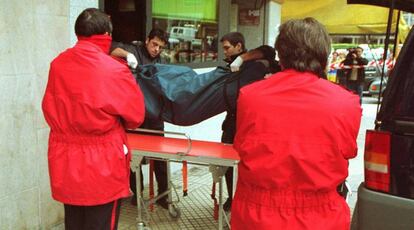 Levantamiento del cadáver de la mujer asesinada por Fernández Bueno.