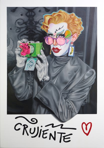 El programa de televisión 'Drag Race' traspasa la pantalla y está presente de la mano de Hugaceo Crujiente y el artista Jaime Sancorlo, quien le define como “un artista revolucionario” que “rompe moldes”. “Su genialidad e inconfundible estilo, libre de prejuicios, es el nexo de unión perfecto con Warhol”, asegura quien le ha retratado. Para Hugaceo la fusión entre Warhol, Jaime y él es visible en esta obra: “Andy Warhol es una referencia como artista y 'performer', y Jaime ha mezclado esa esencia con la suya de una manera que puedes ver a Warhol, a él y a mí en un solo vistazo. Es espectacular”. 