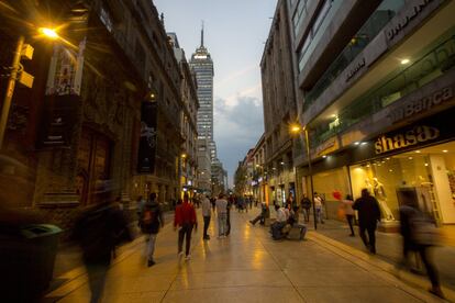 <p>CALLE MADERO</p>Es una de las calles más antiguas de la ciudad y uno de los puntos habilitados por Cortés para la huida. Hasta ‘La Noche Triste’, había tres caminos posibles para escapar de una emboscada, Tacuba, Iztapalapa y Tepeyac, la cuarta fue San Francisco, hoy Madero. Después de aquella denominación se llamó calle de Plateros debido a una orden real que obligaba a todos los orfebres de la ciudad a concentrarse en ella para vender su mercancía. Con el paso de los años se convirtió en el gran paseo de la capital debido a que sobre su adoquinado era posible encontrar todo lo imaginable para la época: fuente de sodas, un cine, alumbrado eléctrico, joyerías, cafés, la pastelería El Globo o el Jockey Club.