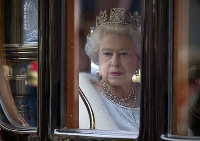 Isabel II, en la carroza real australiana, camino del Palacio de Westminster para dirigirse a los lores.