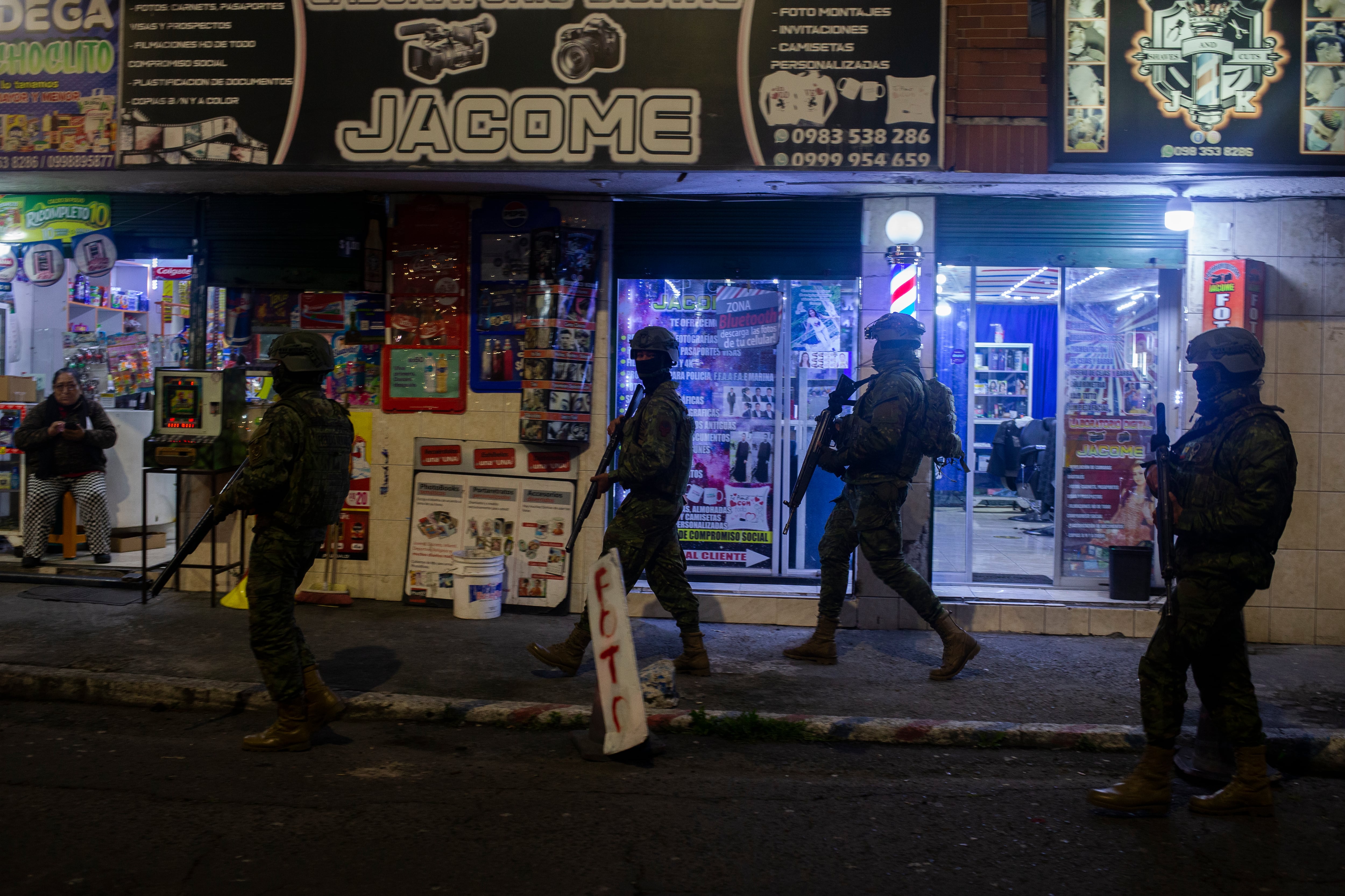 Militares en los alrededores de la calle Jota.