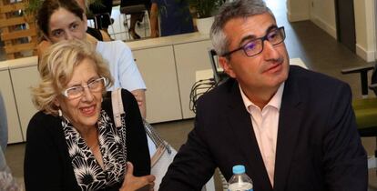 La alcaldesa de Madrid, Manuela Carmena, junto con Pascal Clouzard, director general de Carrefour en España.