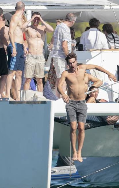 El actor Jon Kortajarena, entre los invitados a la boda.