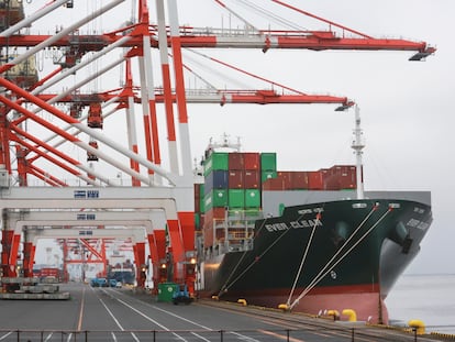 Un portacontenedores en el puerto de Tokio el pasado mes de octubre.