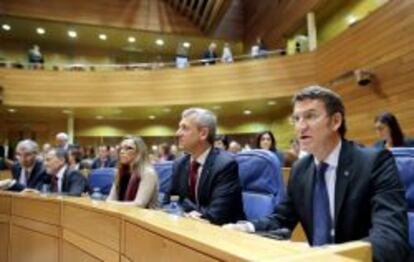 El presidente de la Xunta de Galicia, Alberto N&uacute;&ntilde;ez Feij&oacute;o (d), al comienzo del debate sobre la autonom&iacute;a, esta ma&ntilde;ana en el pleno del Parlamento de Galicia, en Santiago de Compostela. 