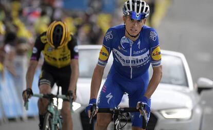 Enric Mas, entrando a meta en la 18ª etapa del Tour disputada entre Embrum y Valloire.