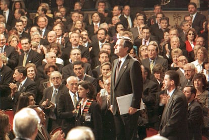 Adolfo Suárez recebe a ovação dos assistentes à entrega dos Premios Príncipe de Asturias, depois de recolher o galardão do Premio à Concordia. Noviembre de 1996.