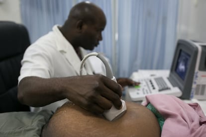 No Hospital Central de Maputo, o mais bem equipado do país, é comum o pessoal médico reclamar que esta ou aquela máquina está avariada. Uma enfermeira explica que às vezes eles não conseguem fazer os exames porque os aparelhos quebram e passam meses assim, porque a equipe de manutenção costuma vir da África do Sul ou até da Índia. “Não há empresas que façam manutenção em Moçambique”, lamenta.