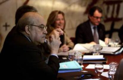 El conseller de Economía, Andreu Mas-Colell (i), la vicepresidenta del Govern, Joana Ortega (c) y el presidente de la Generalitat, Artur Mas (d), al inicio de una reunión del gobierno de Cataluña. EFE/Archivo