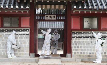 Los funcionarios de un centro de salud pública desinfectan un palacio tradicional en Suwon (Corea del Sur), ante el riesgo del coronavirus procedente de China.