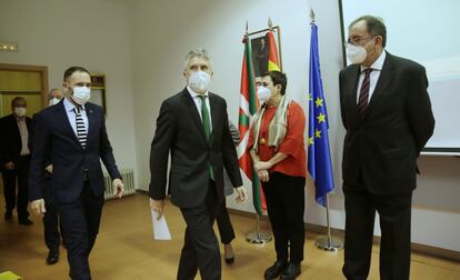 El ministro del Interior Fernando Grande-Marlaska con el delegado del Gobierno en Euskadi, Denis Itxaso, al llegar a San Sebastián.