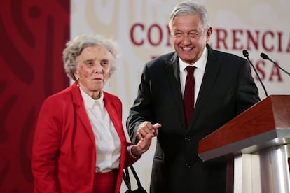 Elena Poniatowska y el presidente Andrés Manuel López Obrador, en Ciudad de México, el 1 de abril de 2019.