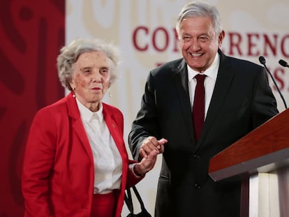 Elena Poniatowska y el presidente Andrés Manuel López Obrador, en Ciudad de México, el 1 de abril de 2019.