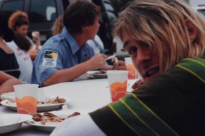 Kurt Cobain con el famoso jersey de rayas que lució en el videoclip de 'Smells like teen spirit'.