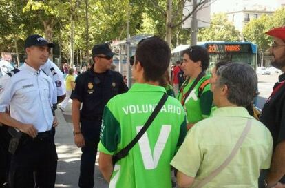 Un agente de la Gendarmería francesa, acompañado de un Policía Nacional, esta mañana, en Madrid