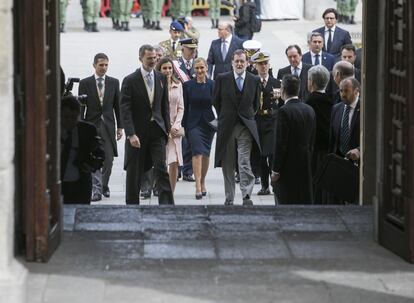 Los Reyes acompañados por el presidente del Gobierno, Mariano Rajoy, la presidenta de la Comunidad de Madrid, Cristina Cifuentes, entre otros, a su llegada al paraninfo de la Universidad de Alcalá de Henares.