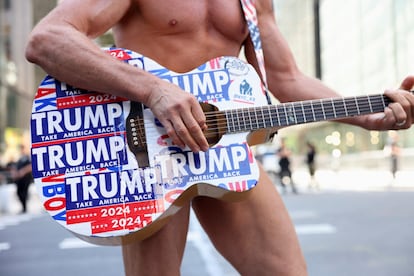 Robert Burck, mejor conocido como el 'Vaquero Desnudo', toca la guitarra cerca de la Torre Trump.