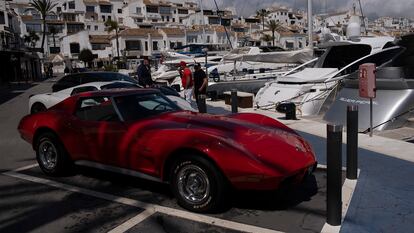 Yates y coches de lujo en la localidad de Marbella.